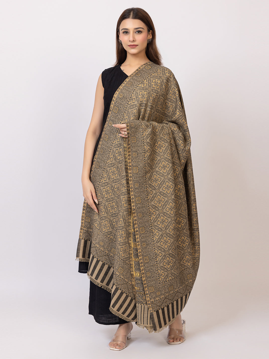 Tillaari Elegant Paisley and Floral Design