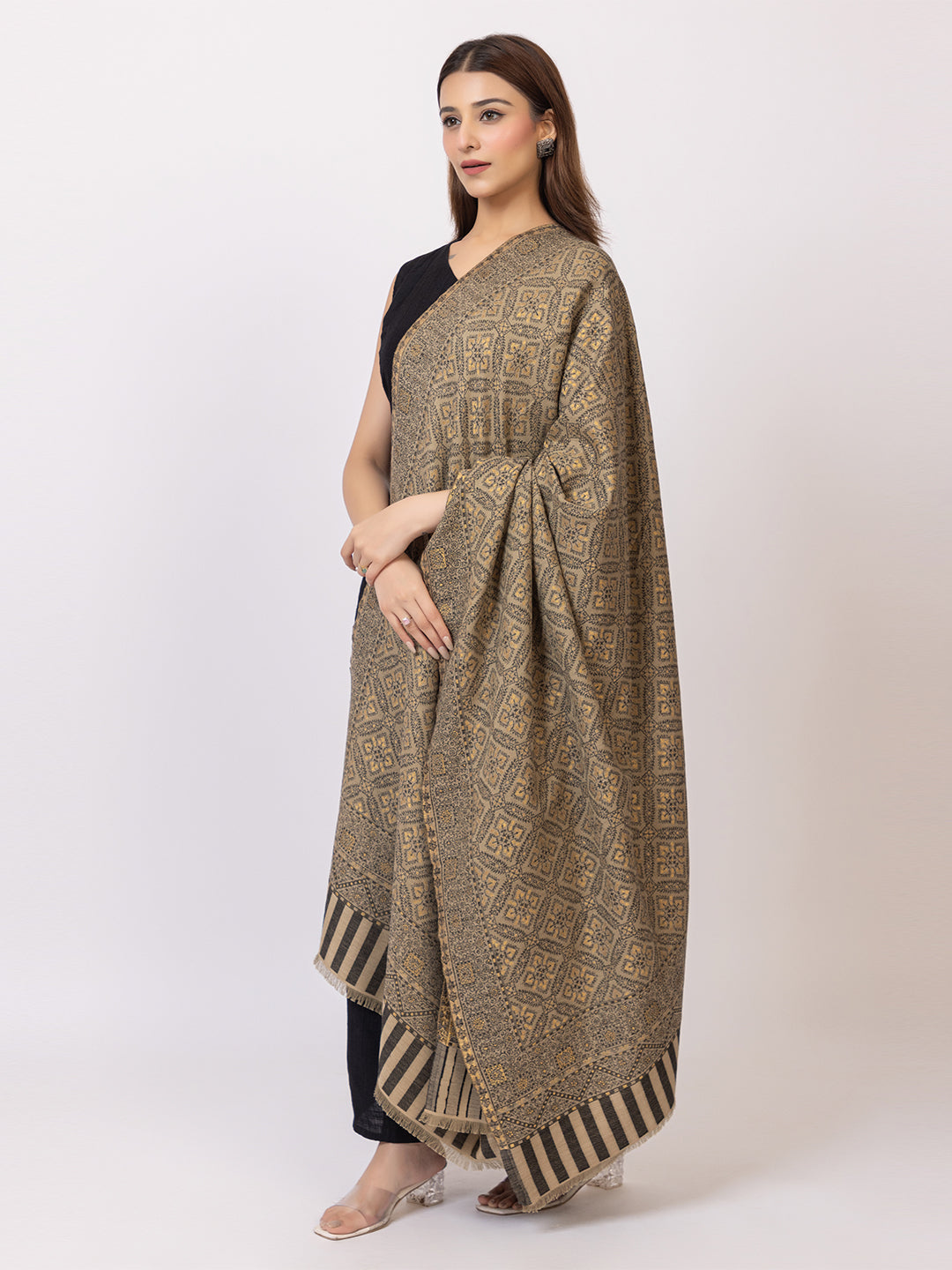 Tillaari Elegant Paisley and Floral Design