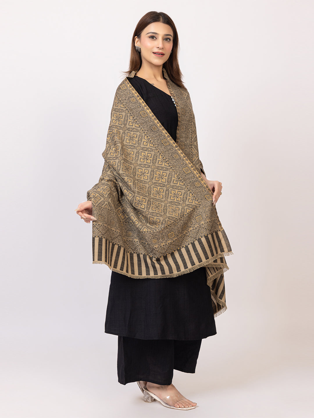 Tillaari Elegant Paisley and Floral Design