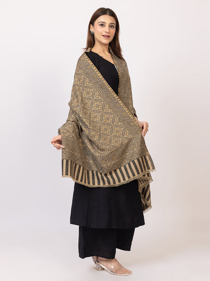 Tillaari Elegant Paisley and Floral Design