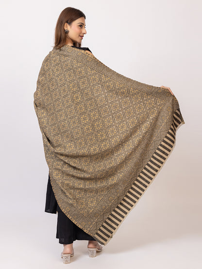 Tillaari Elegant Paisley and Floral Design